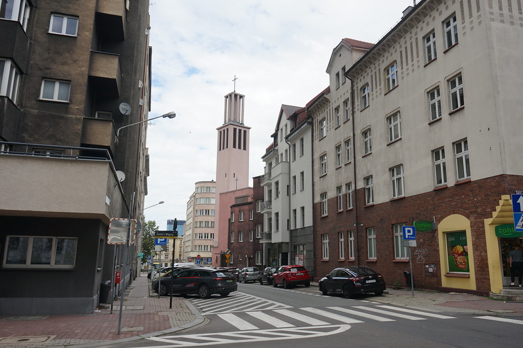 Architecture moderniste avec l'église św. Kazimierza Królewicza à Katowice.