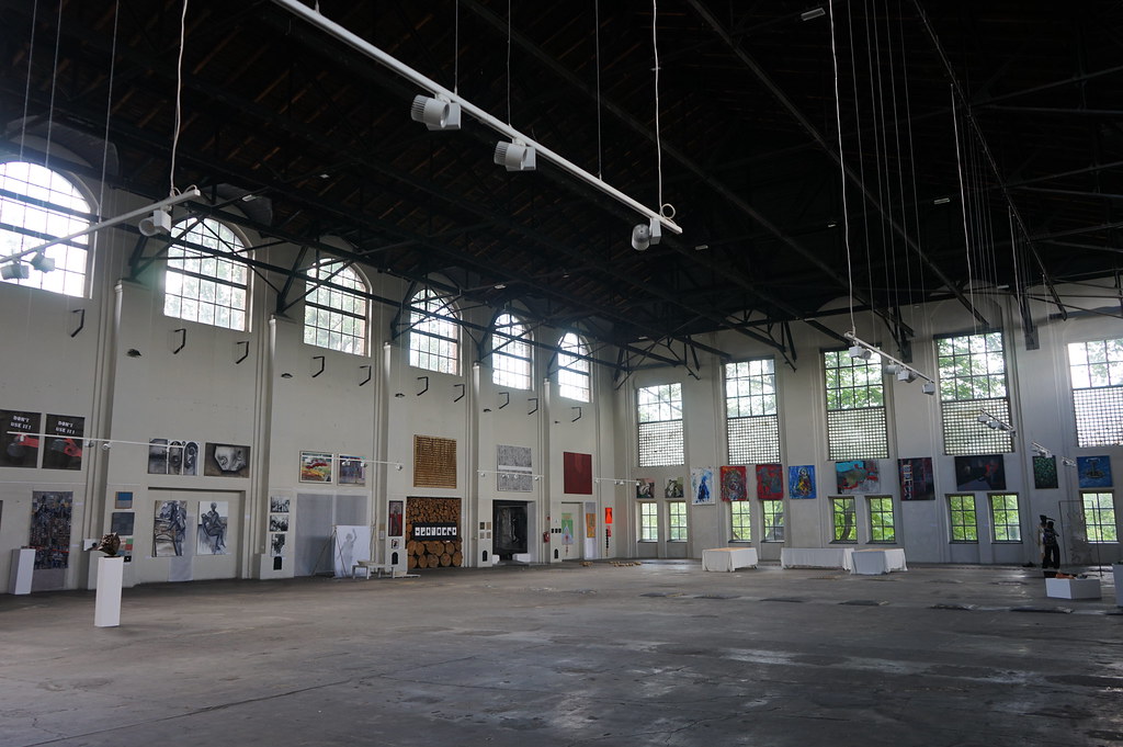 A l'intérieur d'une des salles d'exposition de la Gallery Wilson dans le quartier de Nikiszowiec à Katowice.