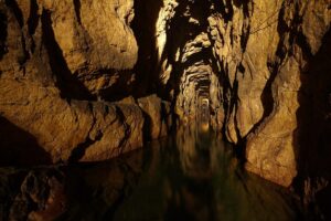 Galerie de la truite noire, plus longue traversée souterraine en barque de Pologne