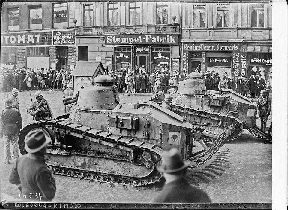 Tanks français lors du plébiscite de Haute Silésie à Katowice en 1921.