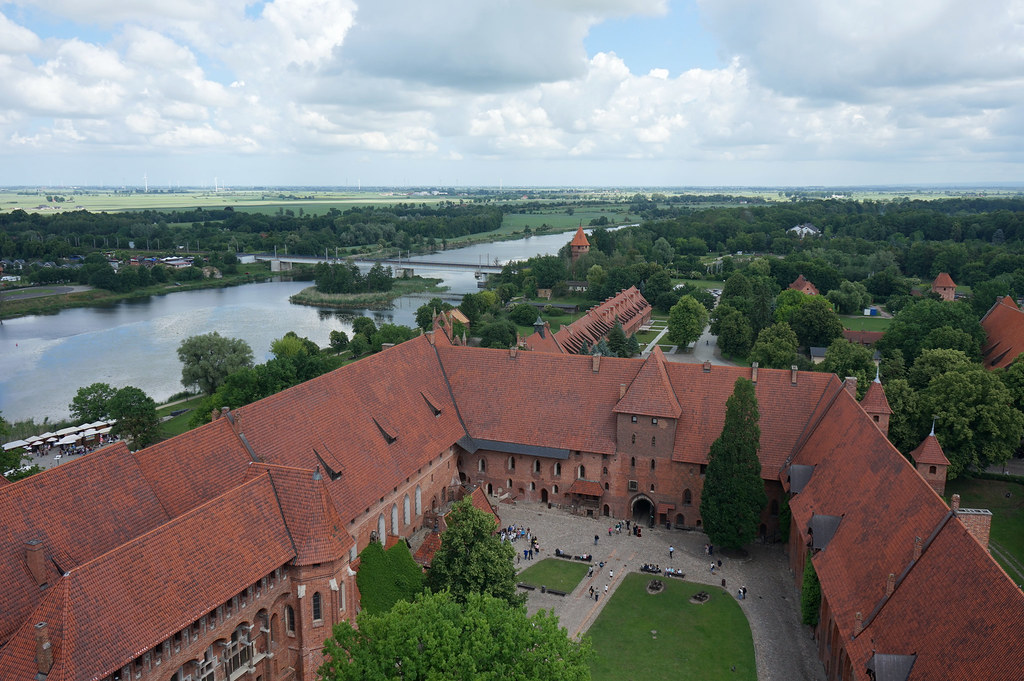 Vue sur la cour du Chateau Moyen depuis la tour du chateau.