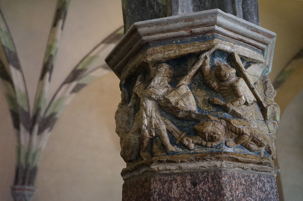 Chapiteau d'une colonne représentant la christianisation des Baltes dans la joie et la bonne humeur.