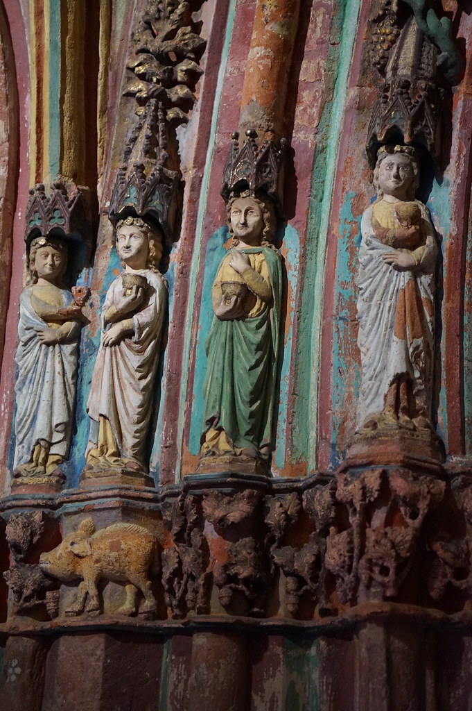 Statues du tympan de la porte ornée de l'église Sainte Marie.