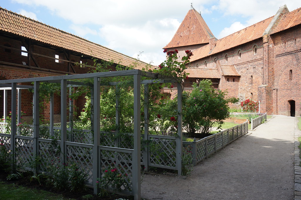Dans le jardin d'agrément et la roseraie du Chateau Haut.