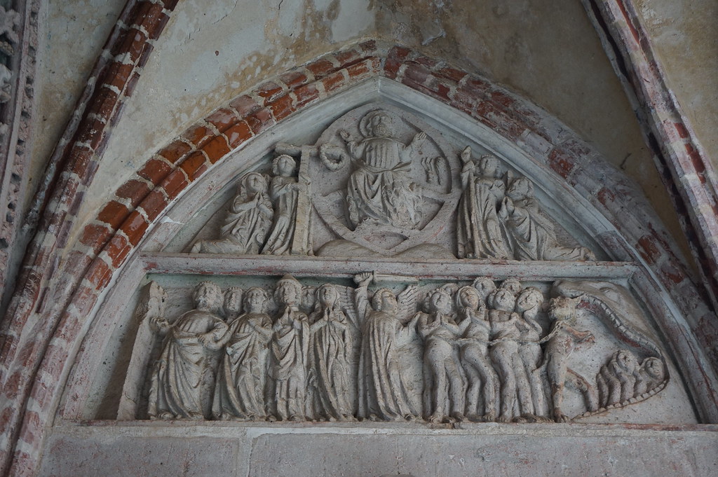 Tympan de la chapelle Sainte Anne.