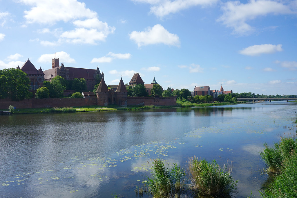 Vue générale sur le Chateau de Malbork derrière le Nogat.