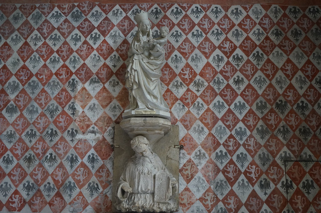 Motif et statues dans la Cathédrale Saints-Jean (Saints-Jean-Baptiste-et-Saint-Jean-l'Évangéliste) de Torun.