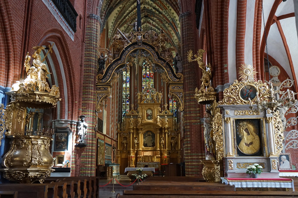 Nave de l'église Saint Jacques à Torun.
