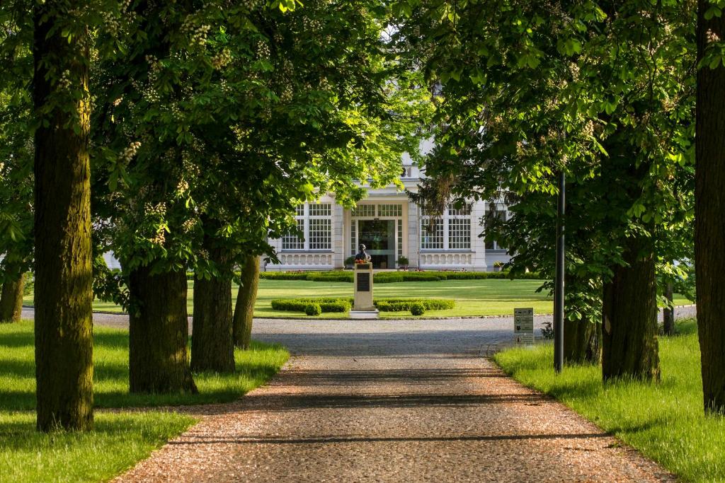 Dans le parc de l'Hotel Palac Romantyczny près de Torun.