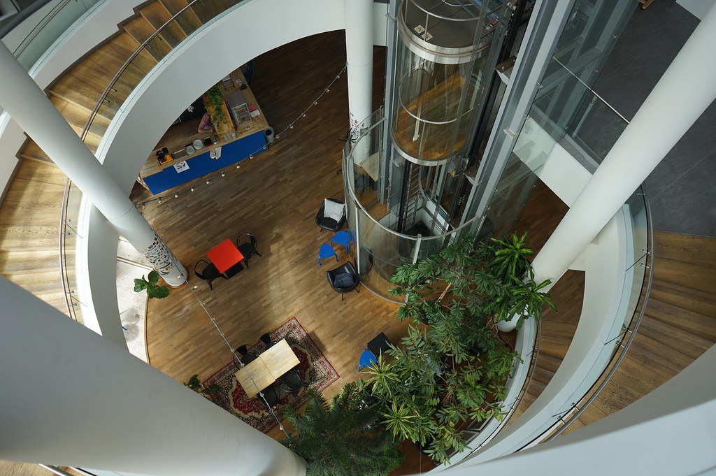 Café au pied de l'escalier circulaire du Centre d'art contemporain Znaki Czasu à Torun.