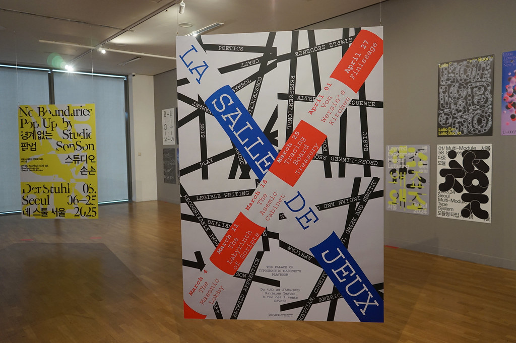 Expo d'affiches avec typographie dans le Centre d'art contemporain Znaki Czasu à Torun.