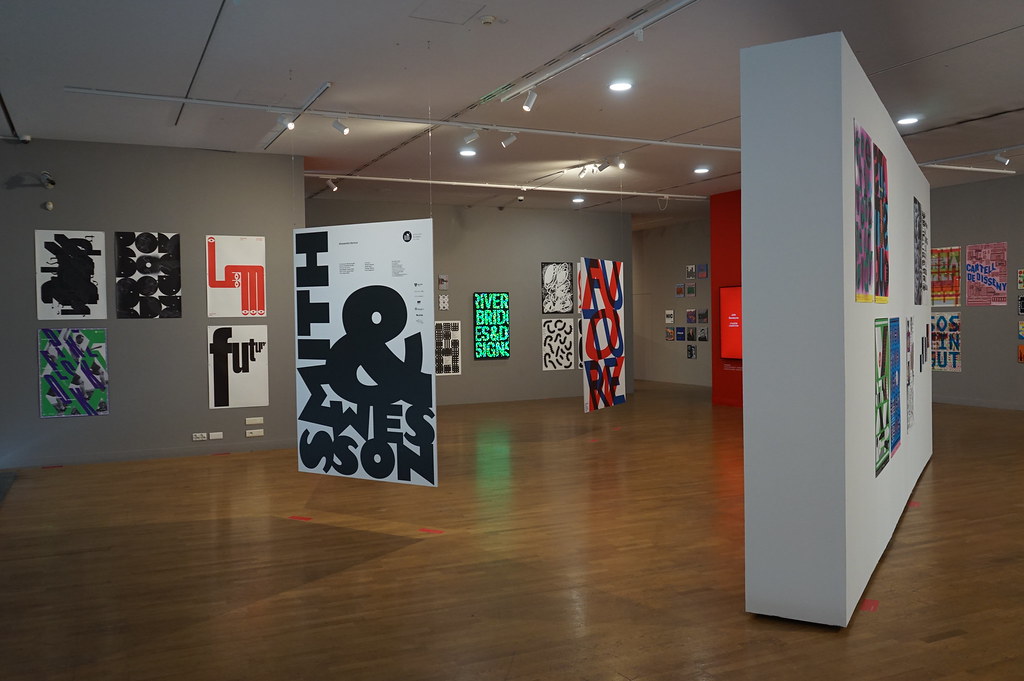Expo d'affiches avec typographie dans le Centre d'art contemporain Znaki Czasu à Torun.