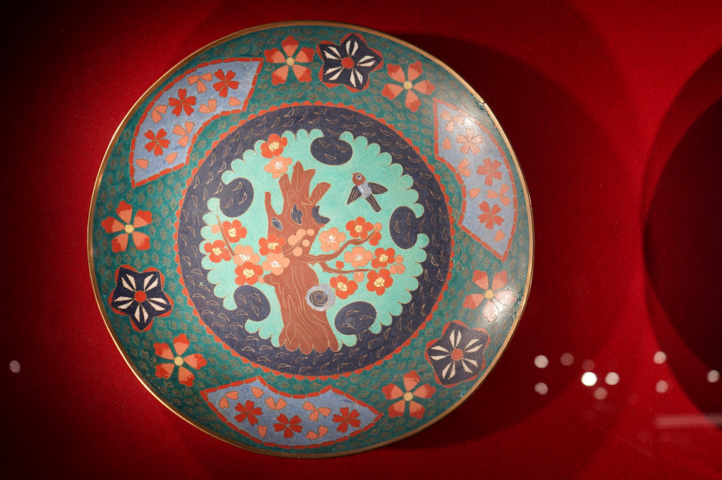 Assiette émaillée au Musée d'art asiatique de la Kamienica pod Gwiazdą à Torun.