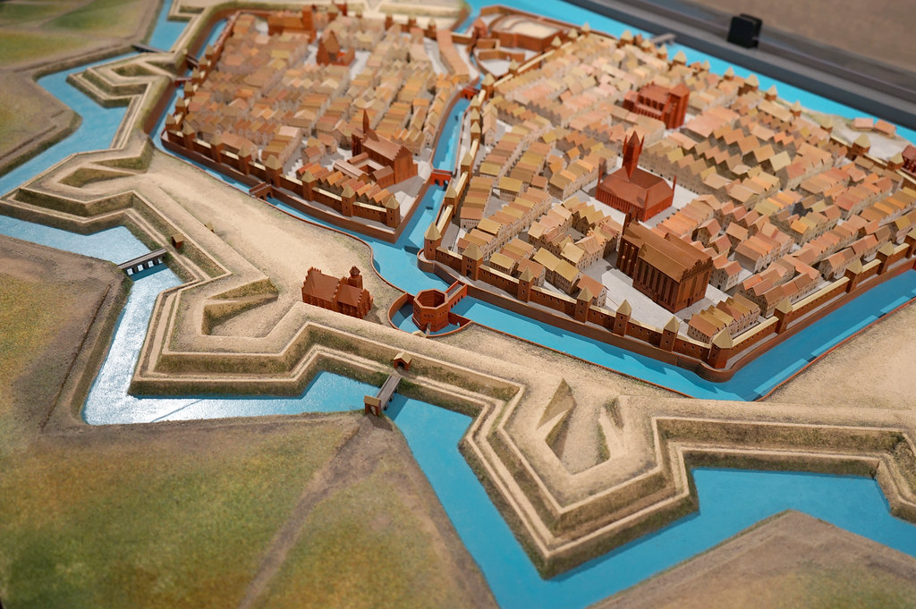 Maquette des fortifications de Torun au 17e siècle avec ses fosses et ses fortifications en étoile.