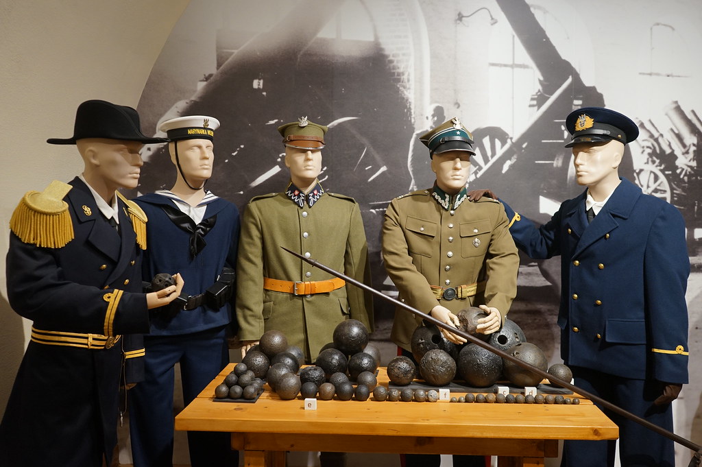 Uniformes de l'armée polonaise dans le Musée des fortifications de Torun.