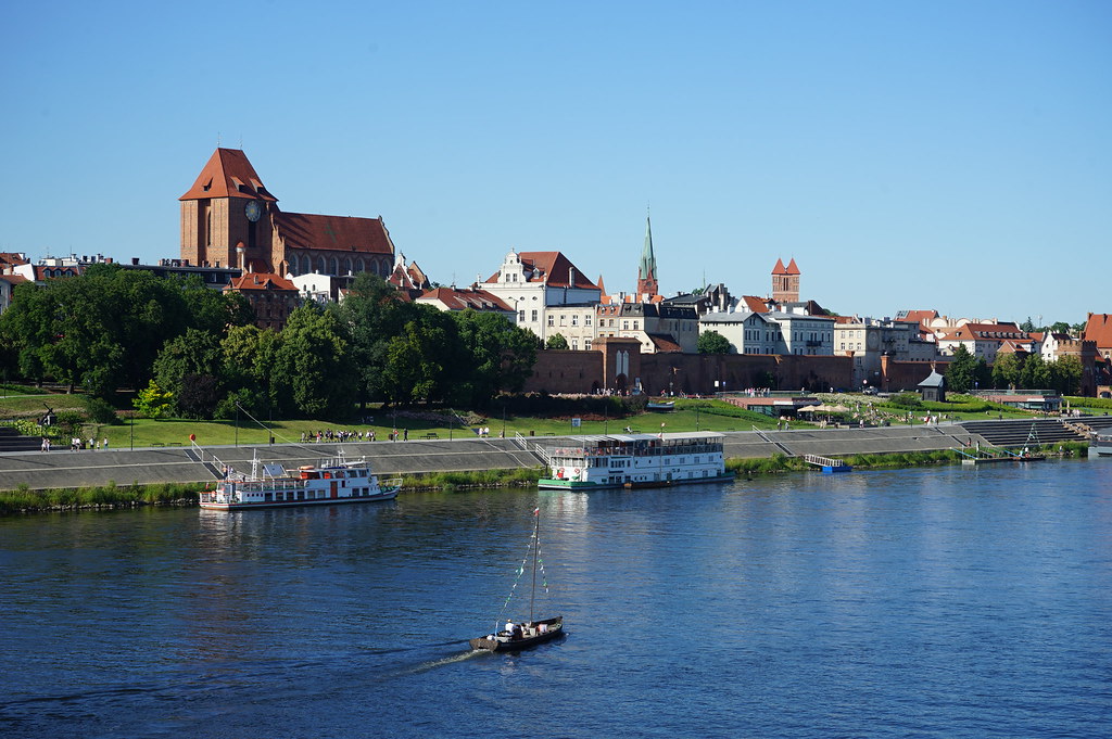 Vue sur le centre historique de Torun derrière ses murailles sur la Vistule depuis le Pont Joseph Pilsudski.