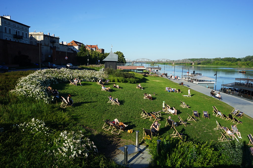 Entre les murailles de la vieille villes et les bars sur l'eau, chaises longues et chill sur les berges de la Vistule à Torun.