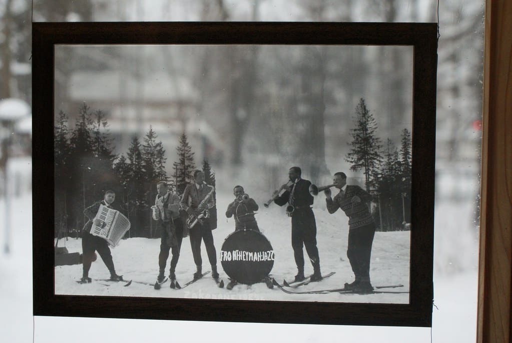 Un groupe de jazz sur ski avant la guerre. Photo prise au musée Oksza à Zakopane.