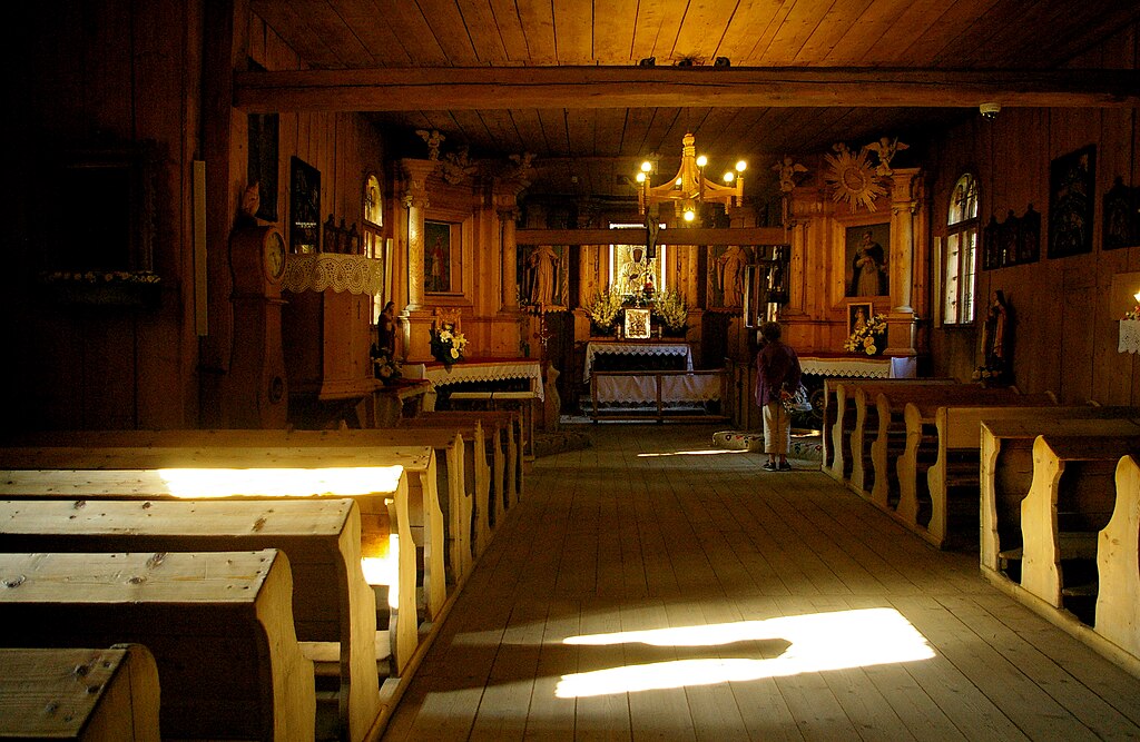Intérieur en bois de l’église Saint Clément.