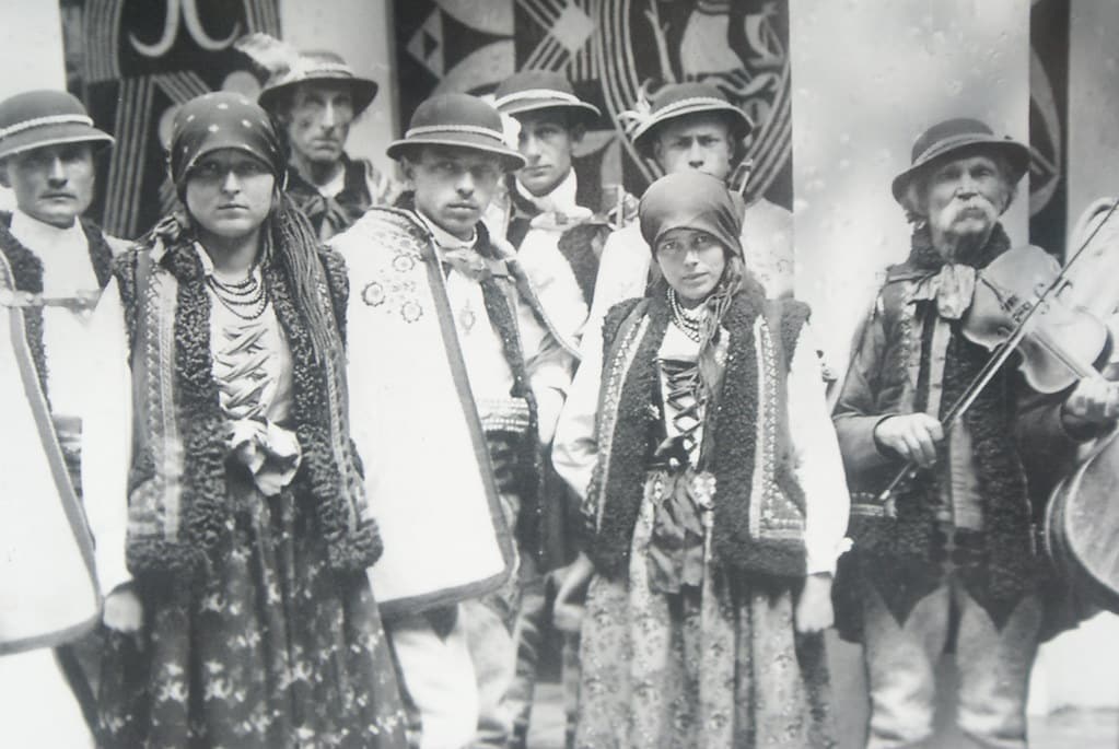 Gorale ou montagnards des Carpates en tenue traditionnelle sur une photo d’avant guerre. J’adore l’intensité du regard de la femme à gauche du violon.
