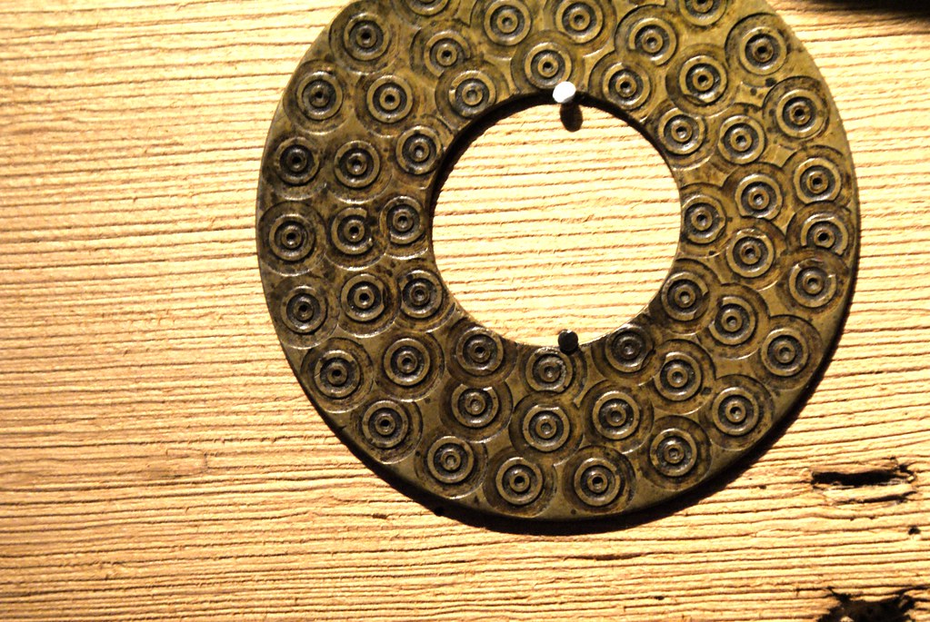 Motif d’un objet en métal non identifié (qu’est ce que ça peut bien être ?) du musée Dembowski.