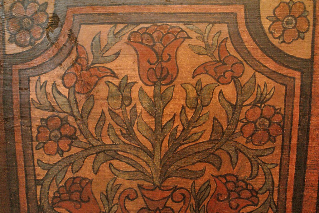 Détails fleuris d’un coffre.