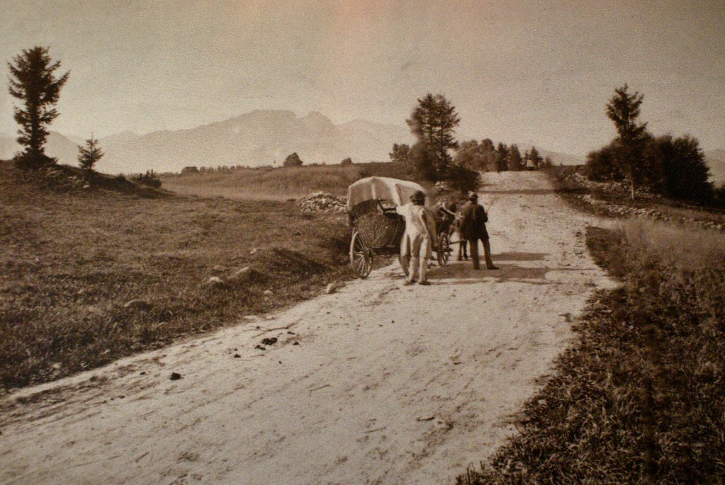 Sur la route entre Zakopane et Cracovie vers 1900. Ca m’a l’air être une galère…