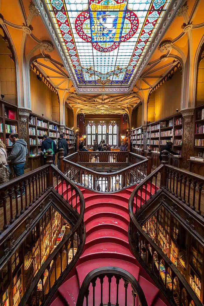 > Escalier et verrière de la librairie Lello à Porto - Photo de WASD42