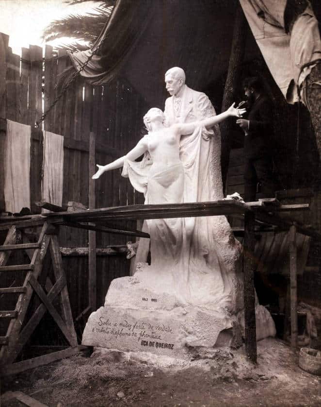 Statue de Teixeira Lopes dans son atelier.