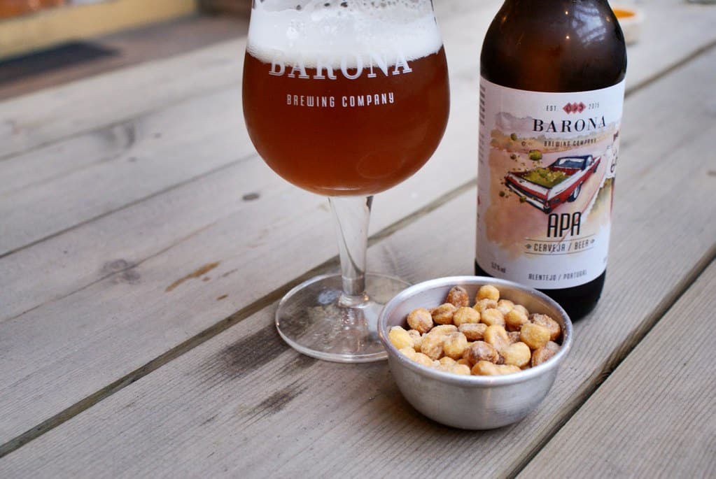 Mais grillé et bière fraiche dans le bar à bière Armazém da Cerveja de Porto.