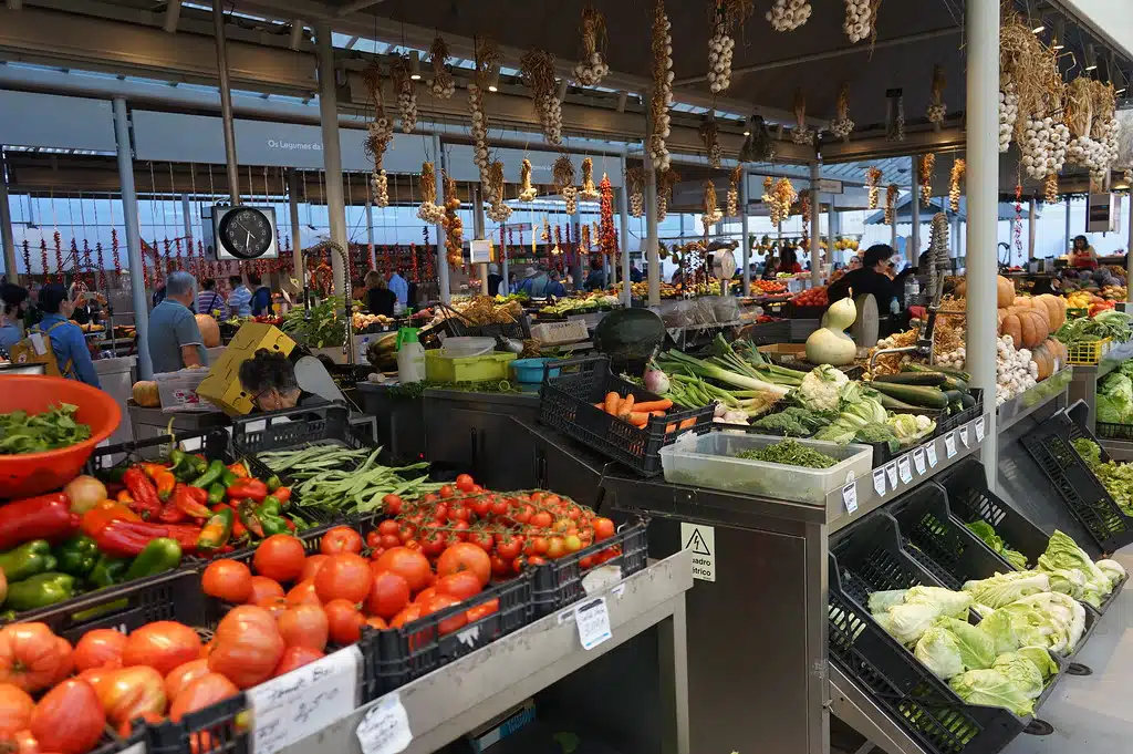 Stands du marché couvert de Bolhao à Porto.