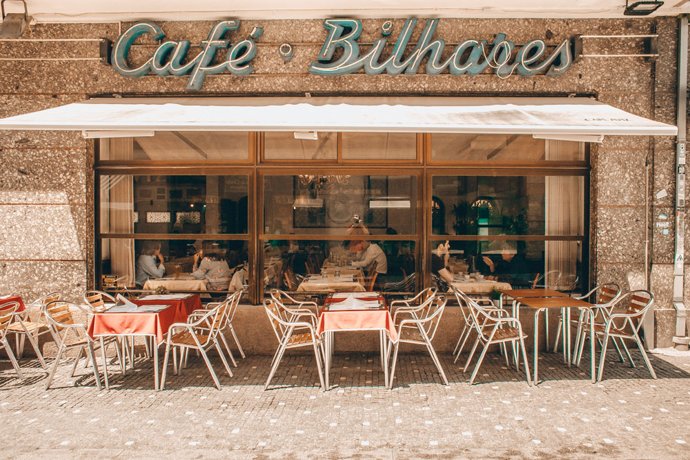 Café à Porto - Photo d'Eugene Zhyvchik