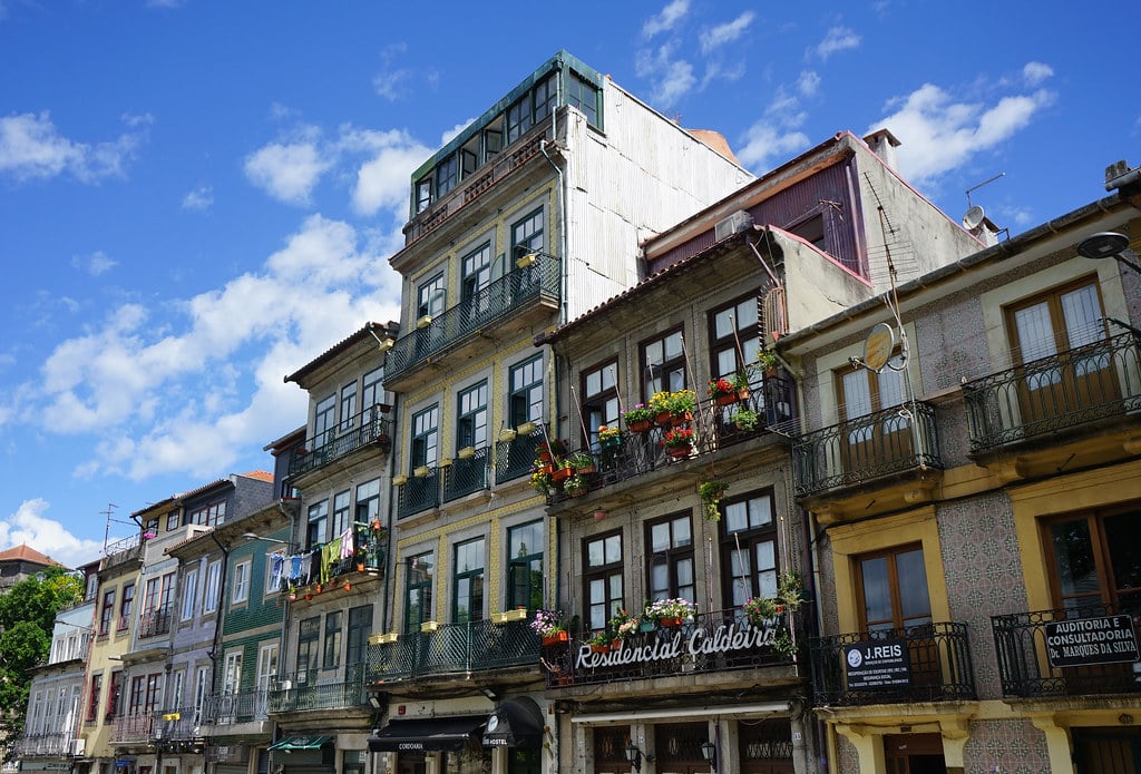 Façades colorées d'immeubles dans le quartier de Cordoaria à Porto.