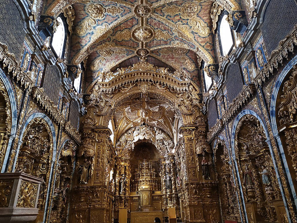 L'éblouissante nave de l'église Santa Clara sur les hauteurs proche de la cathédrale.