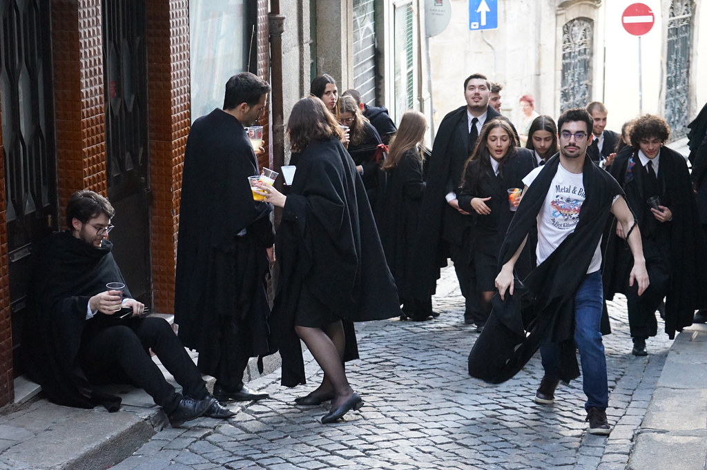 Etudiants encapés dans les rues de Porto.