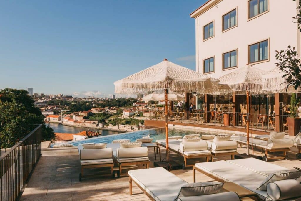 Terasse et piscine de l'hotel Torel Avantgarde à Porto.