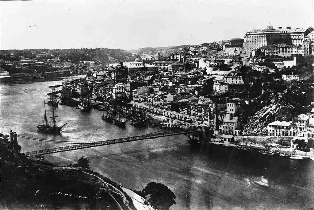 > Photo de Porto avant 1880 (avant la construction du pont Luis I) dans la collection du musée de photo.