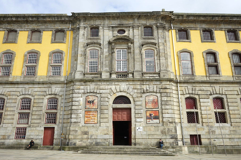 Entrée de l'ancien tribunal aujourd'hui musée de la photo.