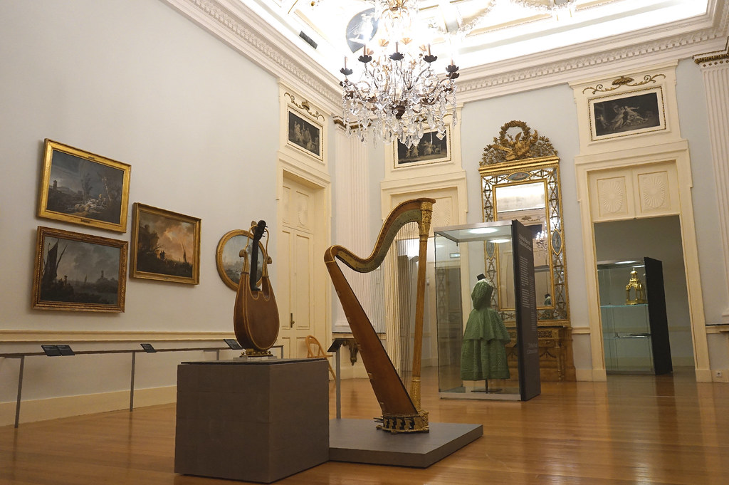 Salle de musique néoclassique dans le musée.