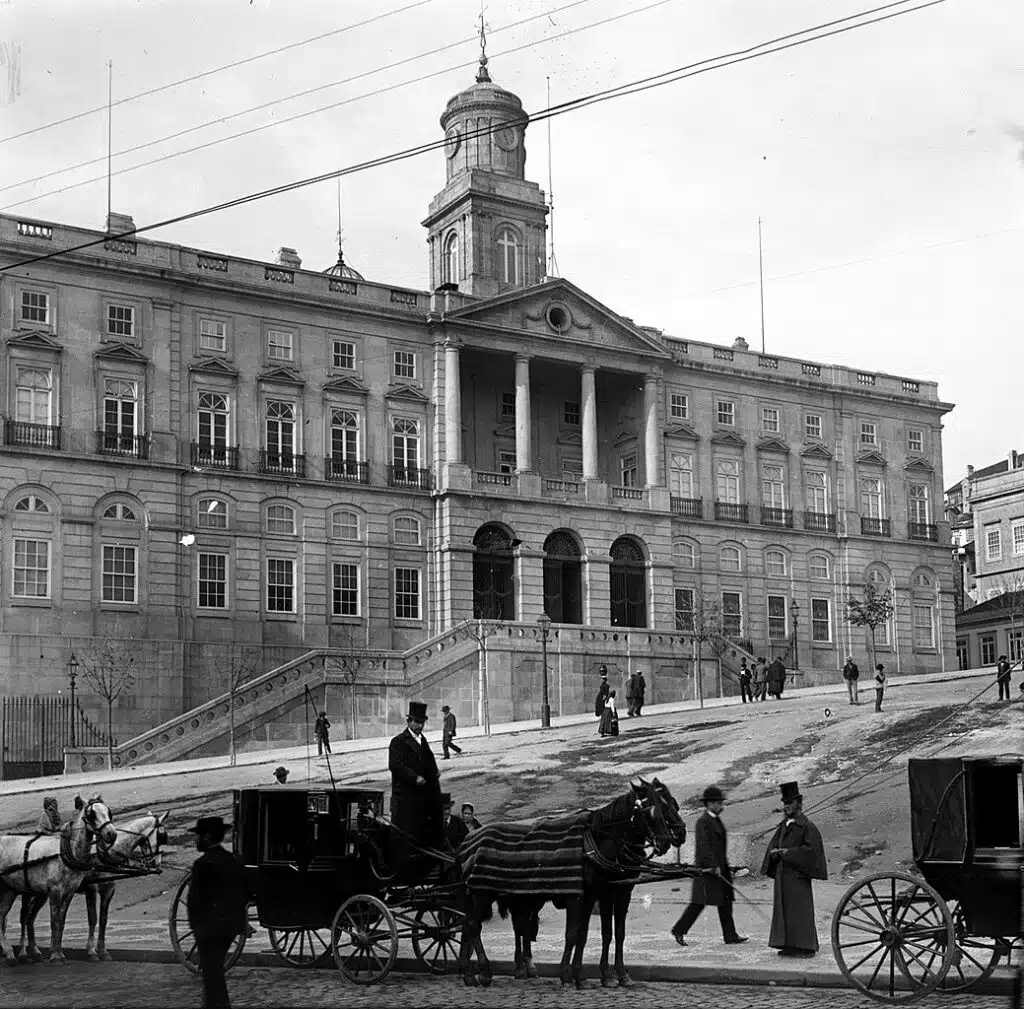 > Calèches devant le palais de la Bourse à Porto avant 1894 - Photo d'Aurélio Paz dos Reis