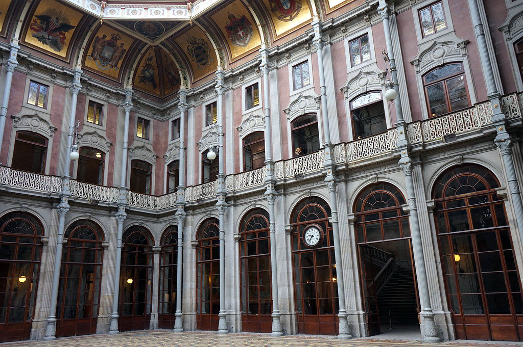 Dans la cour du Palais de la Bourse à Porto.