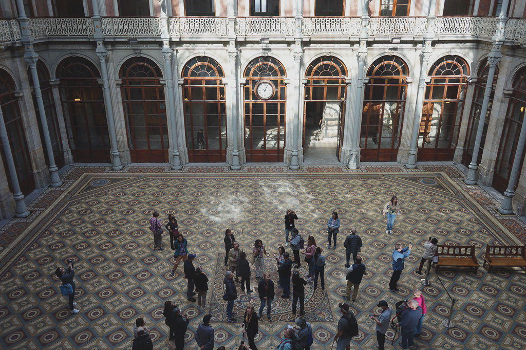 Dans la cour du Palais de la Bourse à Porto.