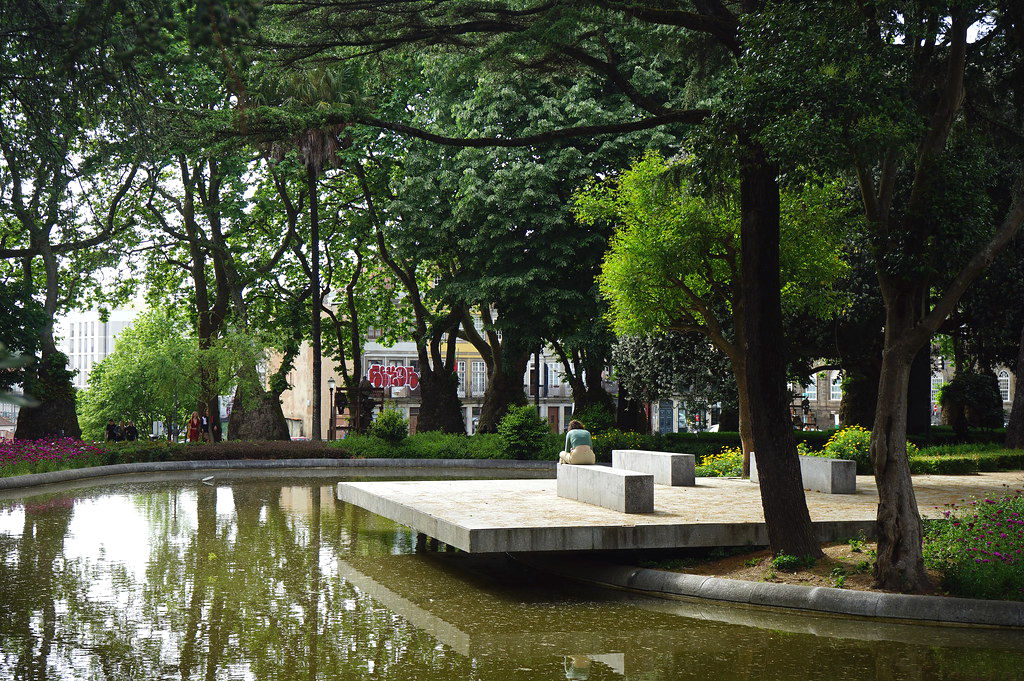 Plan d'eau dans le Jardim da Cordoaria à Porto.