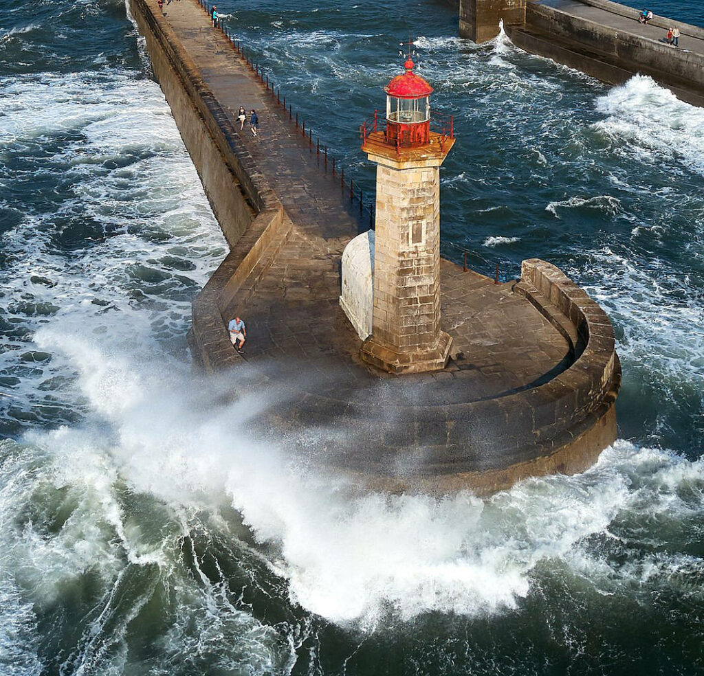 Phare dans le quartier Foz de Douro -Photo de Deensel - Licence ccby 2.0