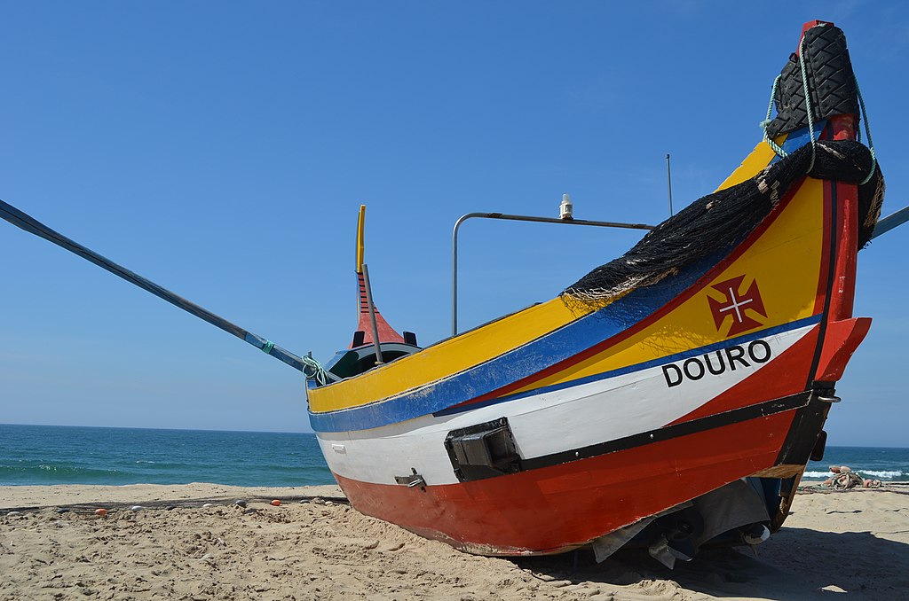 Bateau de pêcheur sur la plage d’Espinho de Porto – Photo de Pedro