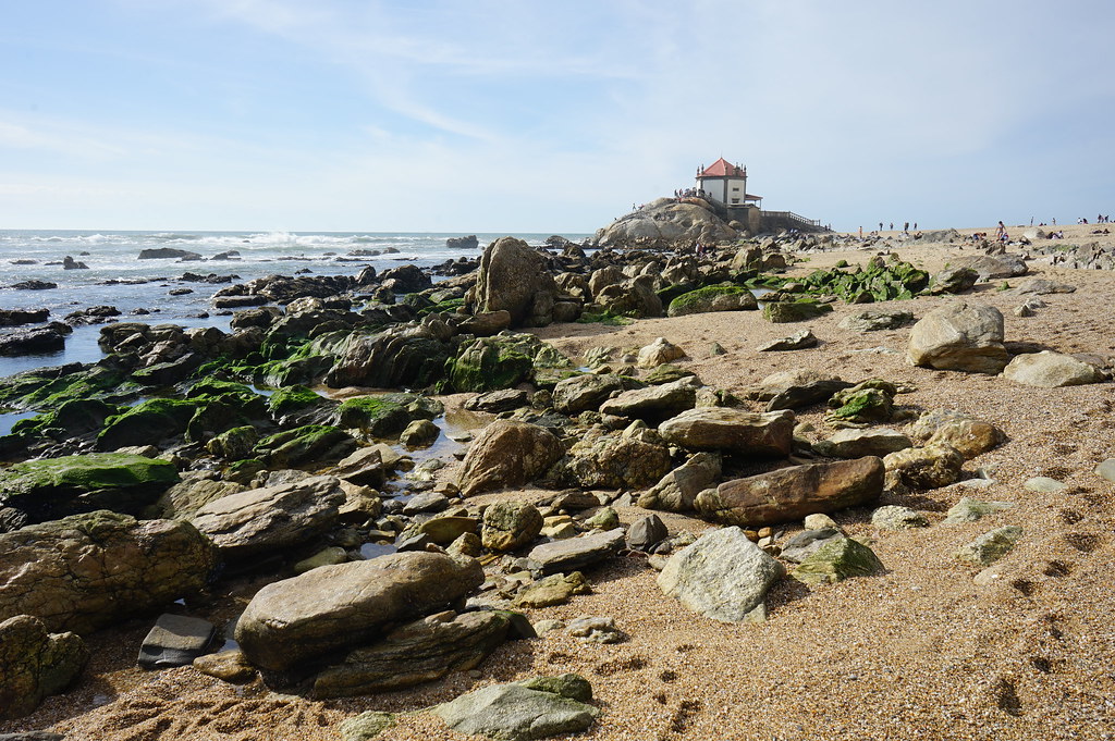 Capela do Senhor da Pedra accessible depuis la plage de Miramar, paysage de sable fins et rochers.