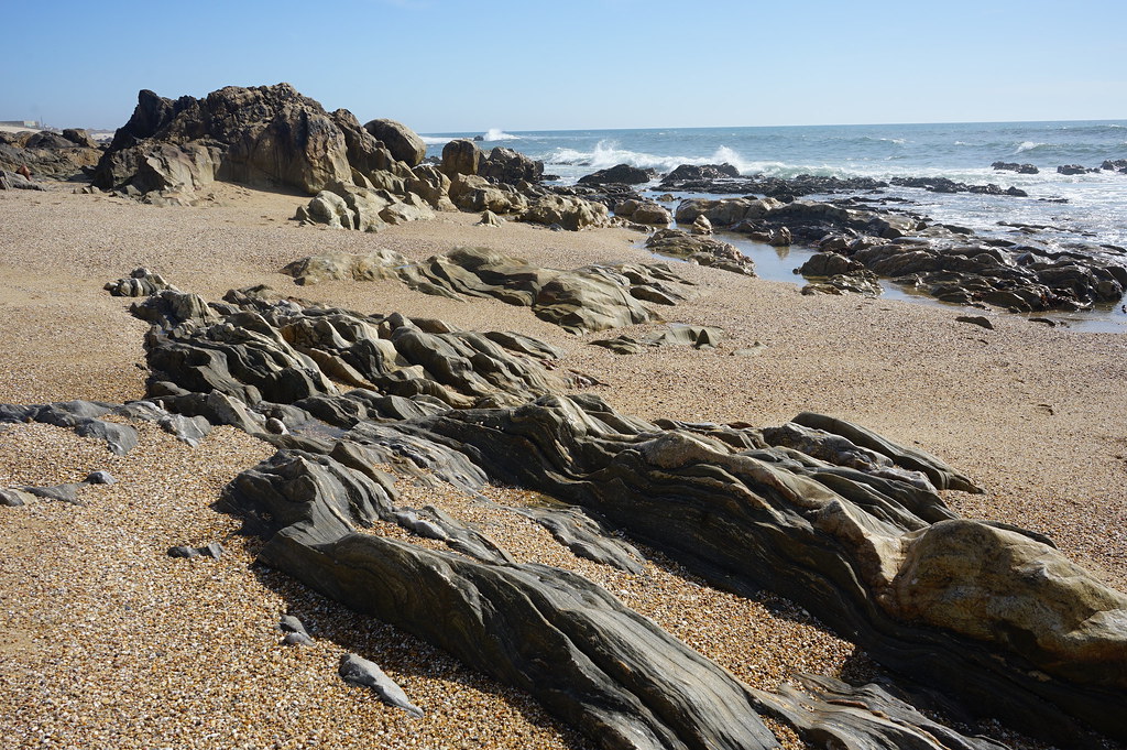 Rochers polis sur la plage.