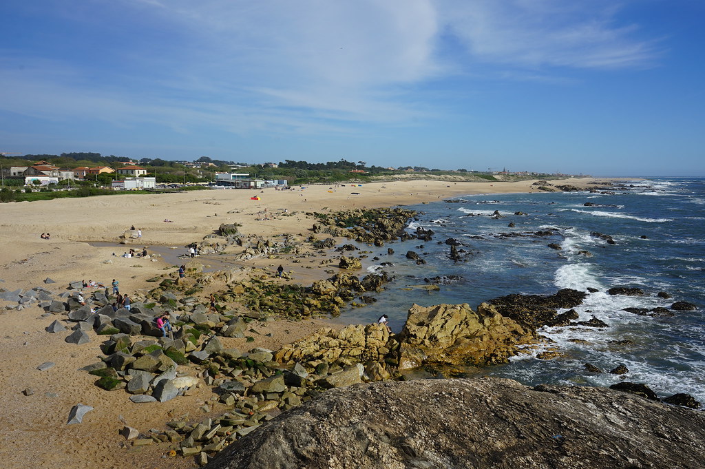 Vue depuis la chapelle sur la plage de Miramar près de Porto.