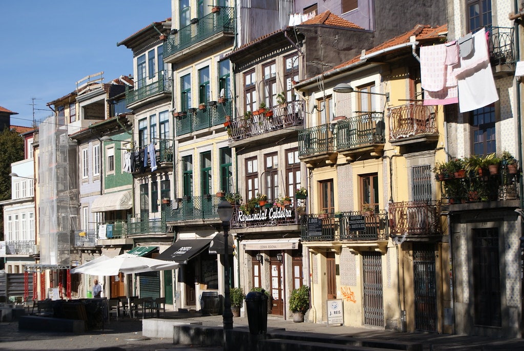 Façades colorées d'immeubles dans le quartier Baixa / Sé à Porto.