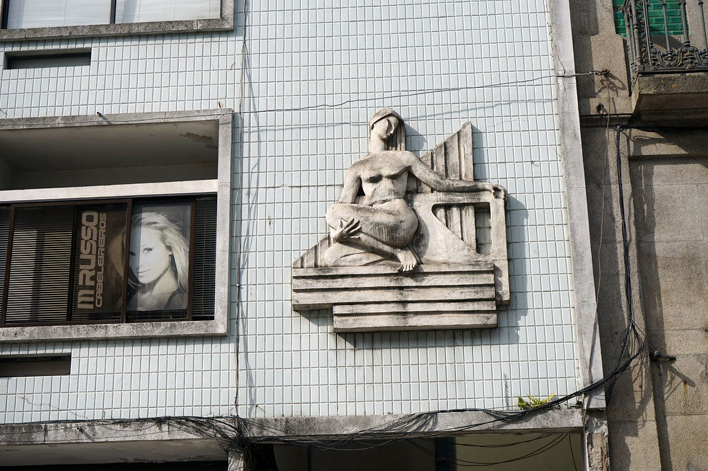 Bas relief sur un immeuble près du mercado de Bolhao.